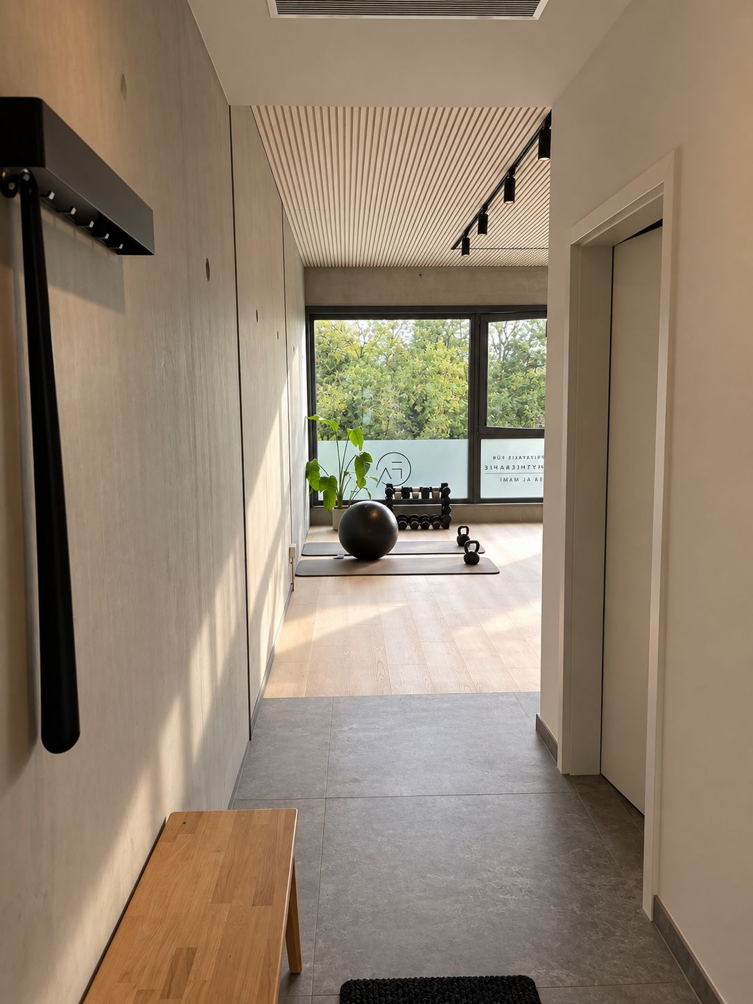 Behandlungsraum mit Therapieliege und Blick ins Grüne